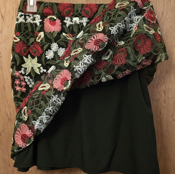Lucy Paris Womens Size Small Embroidered Rose Floral Black Mini Skirt - Picture 6 of 8
